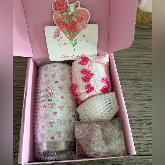 Valentine’s Day gift box bundle NWT - Picture 3 of 8